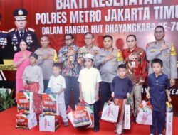 Dalam Rangka HUT Bhayangkara Ke-78, Kapolda Metro Jaya Tinjau Khitanan Massal Gratis 
