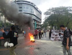 Aksi Demo Mahasiswa FMI di Depan Kantor Bakrie Tower Epicentrum Jakarta