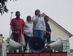 Aksi Unjuk Rasa : Kepastian Hukum Dugaan Korupsi Mantan Bupati  Petrus Fatlalon