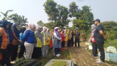 Dinkes Kota Depok Sambangi Giat Karya Bakti Bersih-bersih Makam Di Kelurahan Cilodong