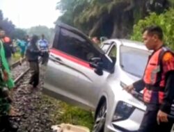 Mobil Ditumpangi Sekeluarga Tertabrak Kereta Api di OKU, Satu Tewas Dua Kritis