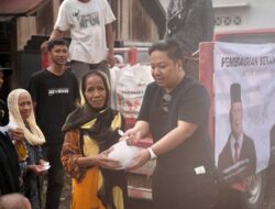 Legislator Gerindra Bagi-Bagi Beras ke Warga Desa Sungai Alat