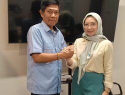 Burlian Syafei Menyematkan Pin Kepada Wakil Presiden 2 Partai PADI yang Baru Dilantik