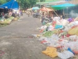 Sampah di Pasar Saka Selabung, Pedagang dan Pembeli Merasa Tak Nyaman Berbelanja karena Bau Menyengat