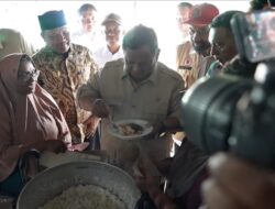 Ketika Prabowo Makan Masakan Warga Pengungsi Saat Cek Dapur di Aceh, Pastikan Gizi dan Kelayakan