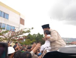 Momen Prabowo Gendong Balita di Takengon Penuh Haru, Diunggah Sang Ibu