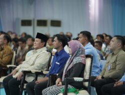 Presiden Prabowo Duduk Bersebelahan dengan ART dan Tukang Seblak di Serah Terima Rumah Subsidi