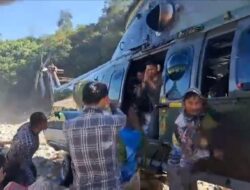 TNI AU Awak Heli Pengantar Logistik saat Diberi Sepikul Durian dari Warga Terisolasi Gayo Lues