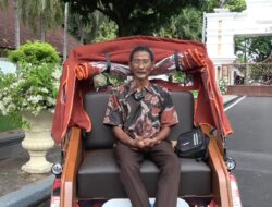 Penarik Becak Lansia Tuban: Doain Presiden Prabowo Selalu Bisa Membuat Rakyatnya Tersenyum