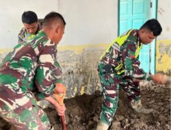 Prajurit TNI AD Bantu Warga Bahu-membahu Bersihkan Rumah dan Pondok Bersalin Terdampak Bencana Banjir