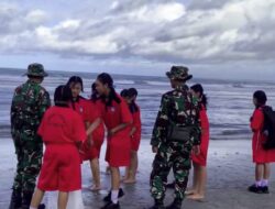 Instruksi Presiden: Personel TNI Bersama Pelajar Gotong Royong Bersihkan Sampah di Pantai Kuta Bali