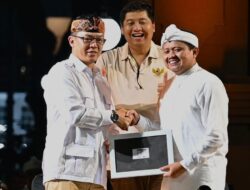 Sekjen Sugiono Resmi Berikan KTA untuk Bupati Sumedang Dony Ahmad yang Gabung ke Gerindra