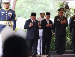 Presiden Prabowo Jadi Inspektur Upacara, Pimpin Prosesi Pemakaman Almarhum Try Sutrisno dengan Khidmat