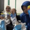 Momen Warga Unboxing Bingkisan dari Open House Prabowo, Ada Sekaleng Biskuit, Tumbler, hingga Sembako