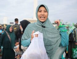 Seorang Ibu Unboxing Paket Sembako dan Baju Gamis di Pasar Murah Pemerintah: Isinya Padat Banget!