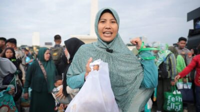 Seorang Ibu Unboxing Paket Sembako dan Baju Gamis di Pasar Murah Pemerintah: Isinya Padat Banget!