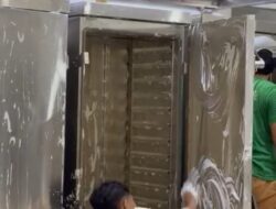 Jelang MBG Kembali Beroperasi, Relawan SPPG Jakbar Gotong Royong Bersihkan Dapur