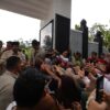 Presiden Prabowo Disambut Hangat Warga Banyumas Saat Ziarah ke Makam Margono Djojohadikusumo, Warga: Sehat Selalu!