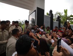 Presiden Prabowo Disambut Hangat Warga Banyumas Saat Ziarah ke Makam Margono Djojohadikusumo, Warga: Sehat Selalu!