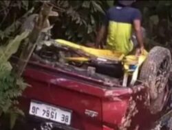 Diduga Hilang Kendali Sebuah Minibus Masuk Jurang