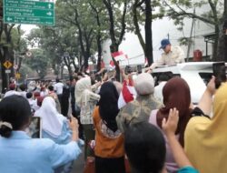 Momen Hangat Warga Sambut Kedatangan Prabowo di Bandung: Pak Minta Foto!