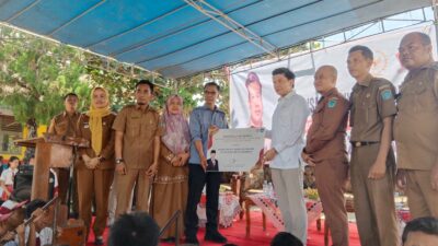Legislator Partai Gerindra Serahkan Program Indonesia Pintar kepada Siswa di Ogan ILir