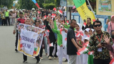 Bentangkan Spanduk Dukung MBG Kala Prabowo Pidato di Hadapan Petani-Nelayan