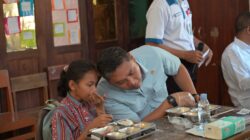 Keceriaan Anak-anak Sekolah di Kupang Makan MBG Bersama Sudaryono