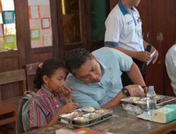 Keceriaan Anak-anak Sekolah di Kupang Makan MBG Bersama Sudaryono
