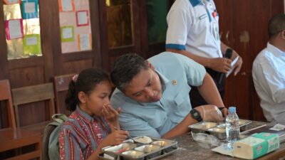 Keceriaan Anak-anak Sekolah di Kupang Makan MBG Bersama Sudaryono