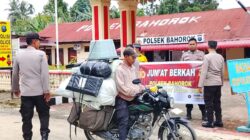 Polsek Bahorok Gelar Jumat Berkah, Bagikan Nasi Kotak Kepada Warga