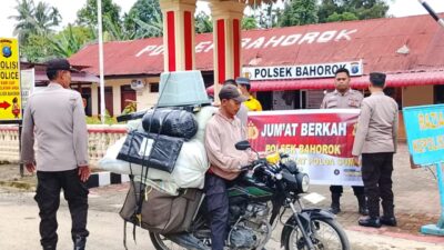 Polsek Bahorok Gelar Jumat Berkah, Bagikan Nasi Kotak Kepada Warga